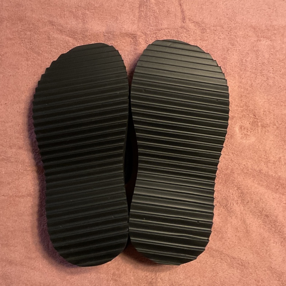 Volatile Black Platform Sandals - Picture 4 of 5